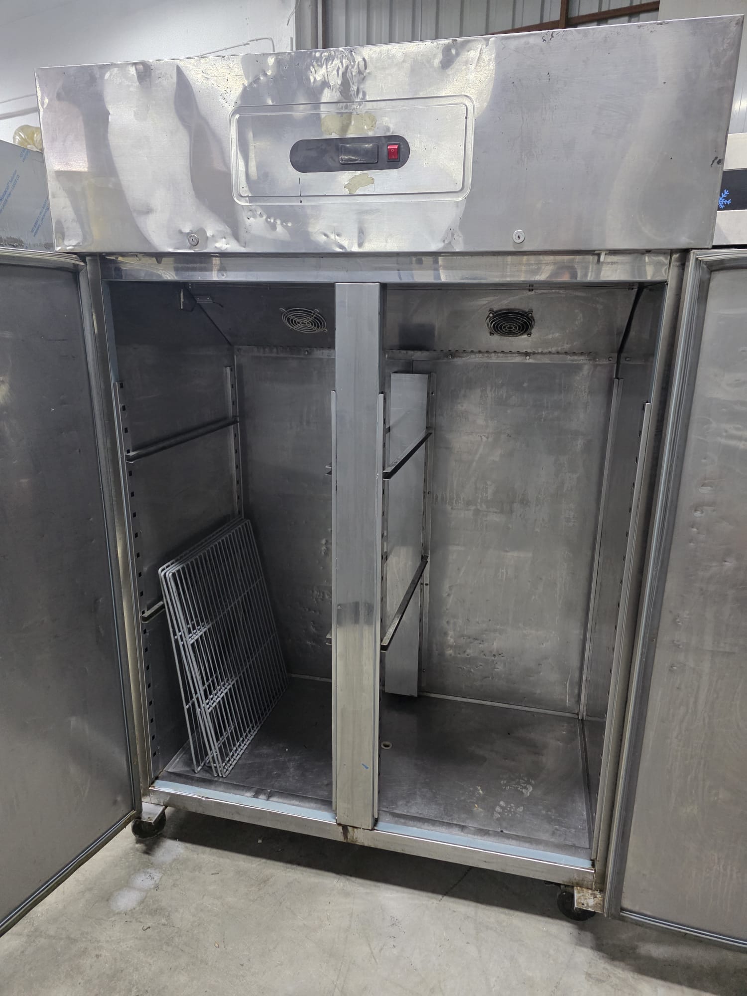 Dik Tip Çift Kapılı Buzdolabı 135x85x203 2