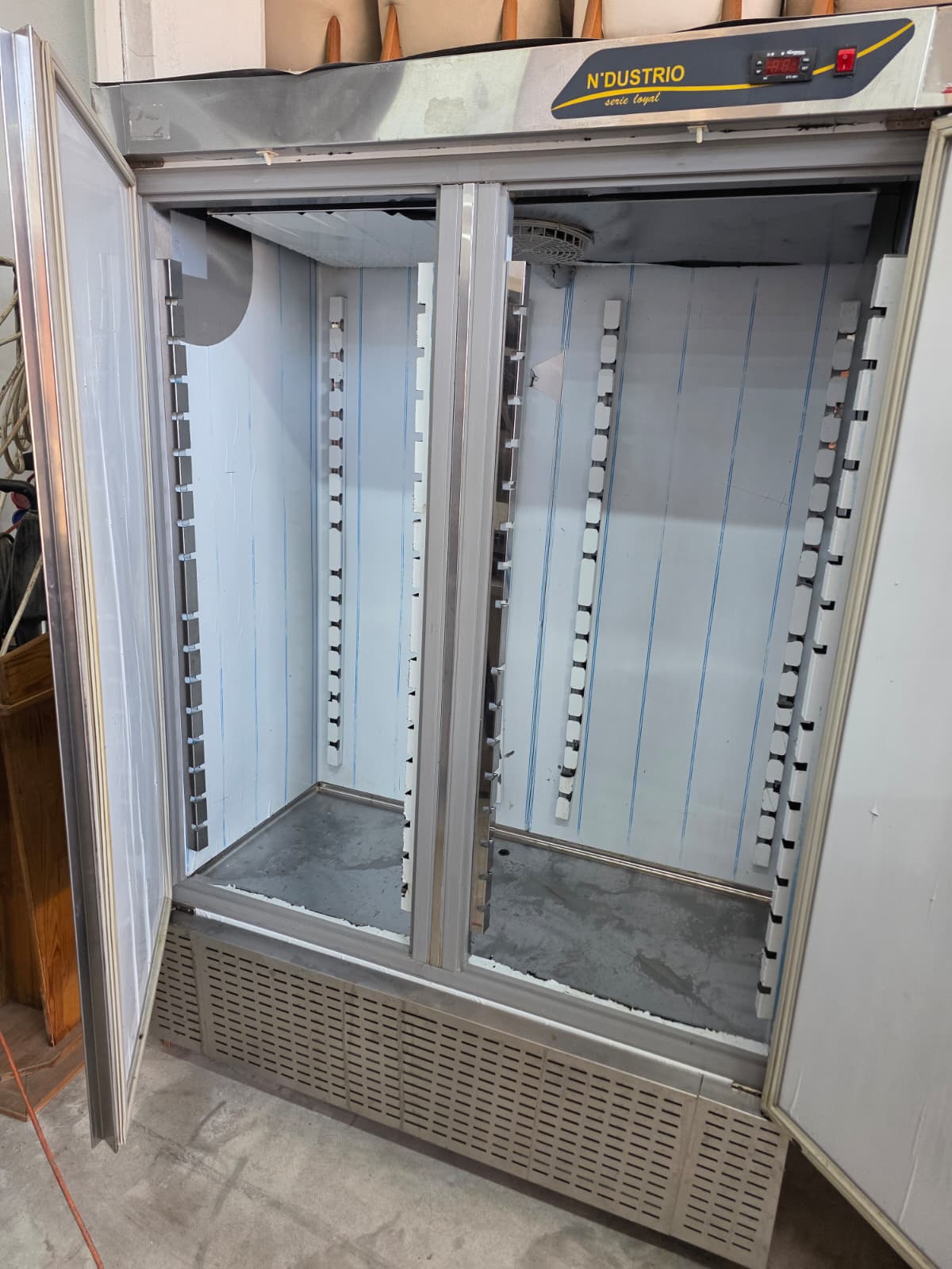 Dik Tip Çift Kapılı Buzdolabı 140x75x208 2