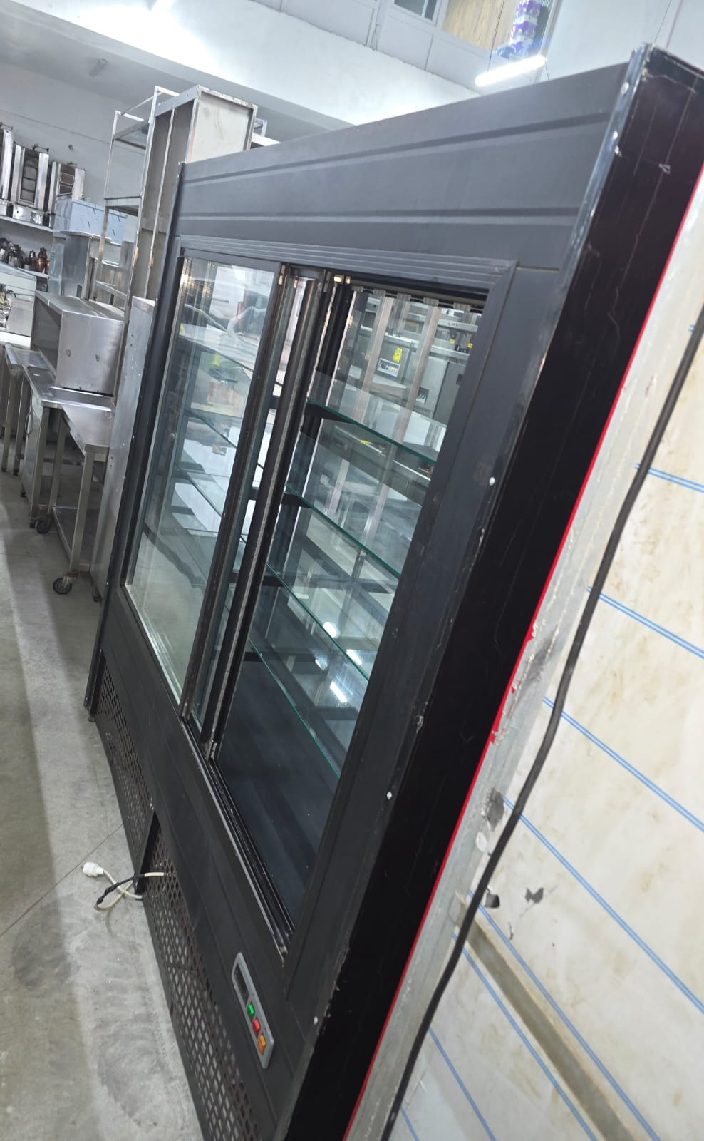 Dik Tip Yaş Pasta Dolabı 200x80x210 3