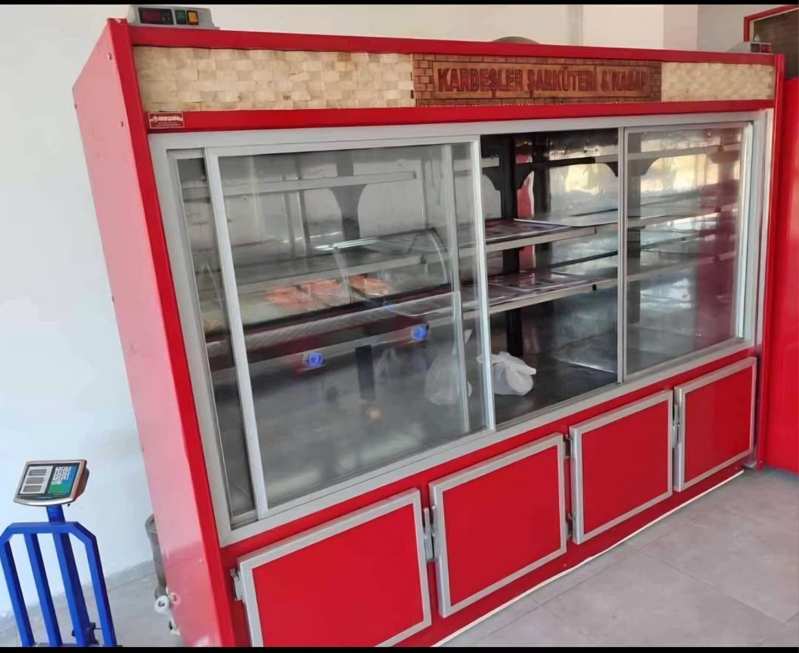 Meşale Marka Sütlük Dolabı Alt Depolu